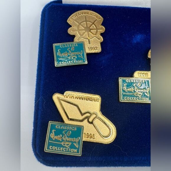 Walt Disney Classics Collection 5th anniversary 1990s limited edition pin set - Picture 4 of 6